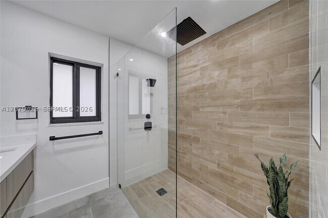 Building Photo - 3352 Lakeview Dr