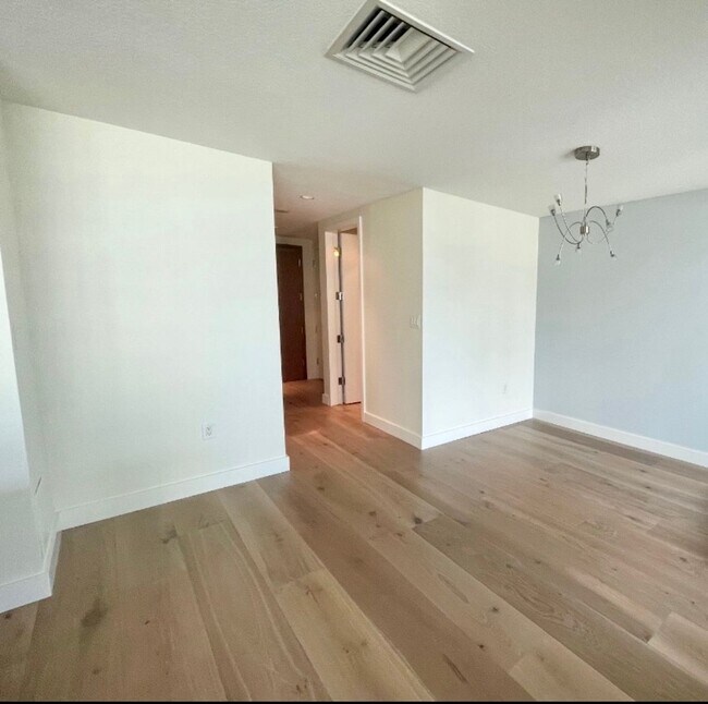 Building Photo - Stunning 1 bedroom, 1.5 bath in The Grande...