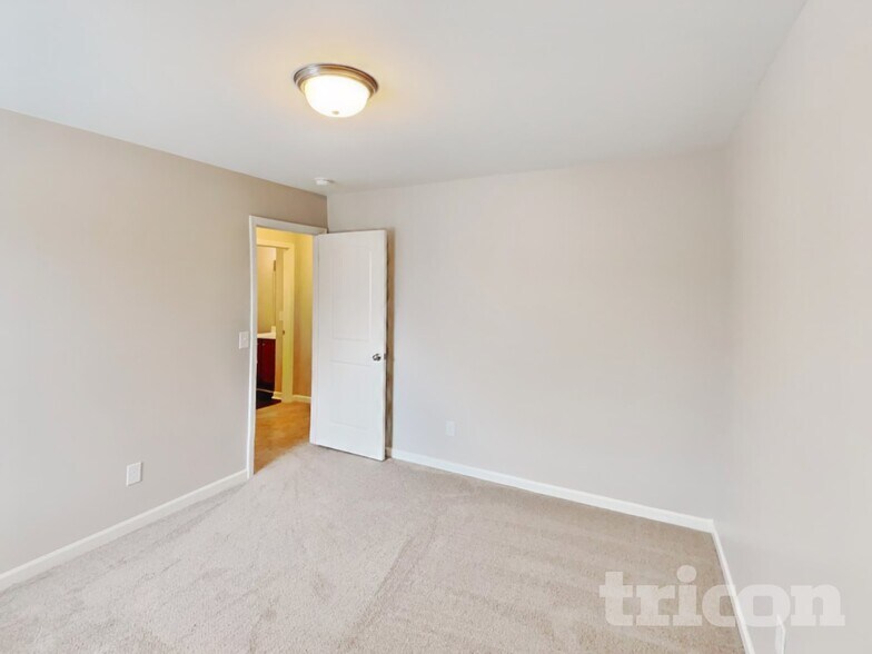 Building Photo - 1505 Hamilton Hills Dr