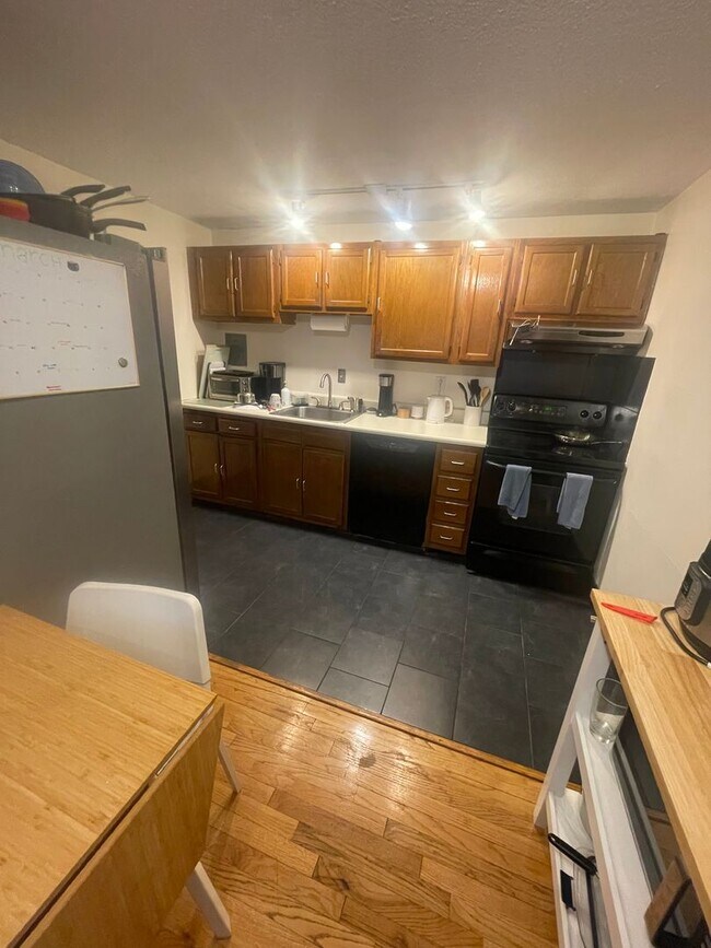 Building Photo - 6/1 Spacious 2BR condo on Brighton/Brookline line