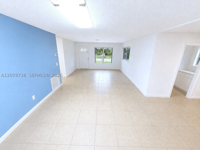 Building Photo - 4940 SW 25th Ave