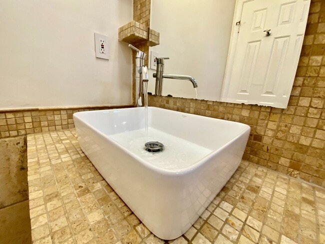 Building Photo - Amazing 3 Bedroom Townhome with Fenced Bac...