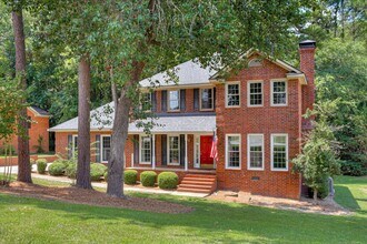 Building Photo - 4 bedroom 3 full bathroom home in heart of...