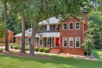 Building Photo - 4 bedroom 3 full bathroom home in heart of...