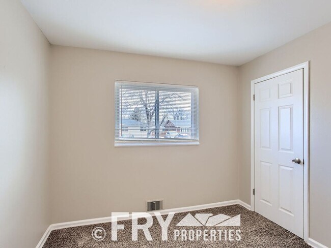 Building Photo - Renovated Harvey Park home