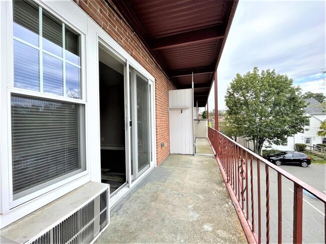 Building Photo - 625 Main St