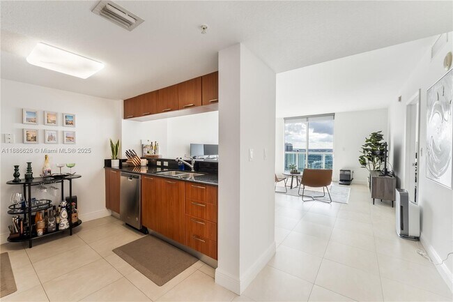 Building Photo - 1800 N Bayshore Dr