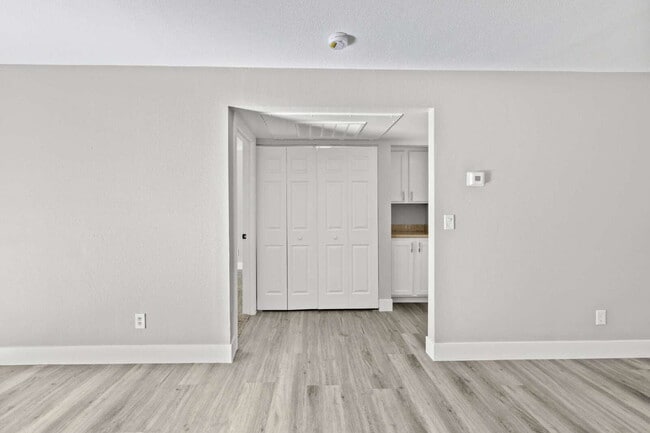 Building Photo - 7100 W Pirates Cove Rd