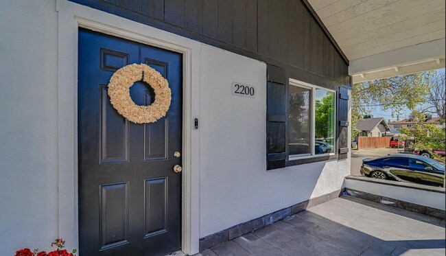 Building Photo - Charming 3 bedroom, 3 bath!