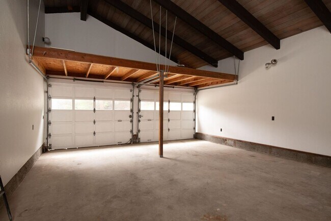 Building Photo - Modern Bayside Retreat – Renovated 3 Bed +...