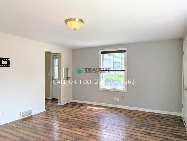 Building Photo - 940 17th St NE