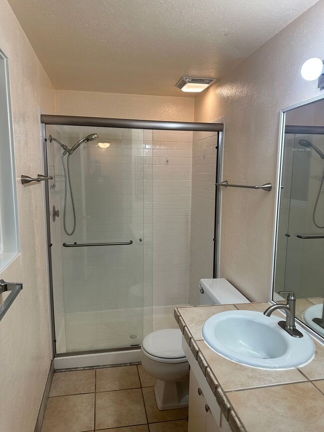 Building Photo - Beautiful custom 3 bedroom 2 bathroom hous...