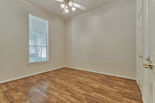 Building Photo - 118 Robindale Cir