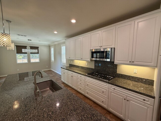 Building Photo - 29052 W Hills Dr