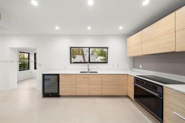 Building Photo - 151 NE 43rd St