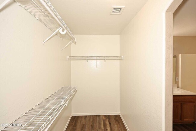 Building Photo - 10532 W Pomo St