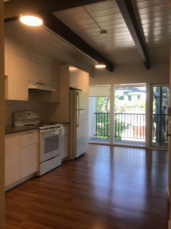 Building Photo - Tranquil and Remodeled 2BR/1BA Updated Uni...