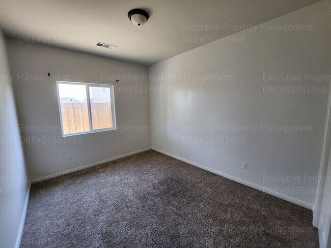 Building Photo - 3 bedroom/ 2 bathroom home located in a cu...