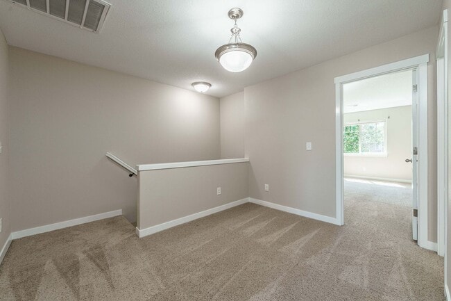 Building Photo - ASK ABOUT AUGUST MOVE IN SPECIAL 3 Bedroom...