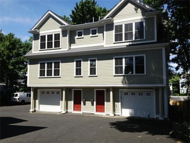 Building Photo - Renovated Duplex Townhome
