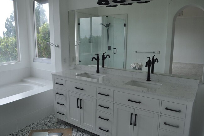 Building Photo - 4BR/3BA EXECUTIVE HOME IN EVER POPULAR RID...