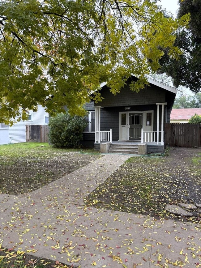 Building Photo - Endearing 2/1 Available Now!!!