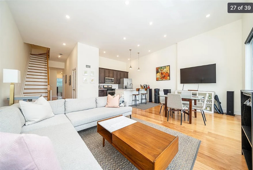 Building Photo - 209 Hutton St