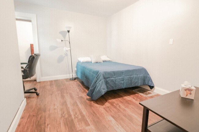 Building Photo - Room for Rent in 5 Bedroom House
