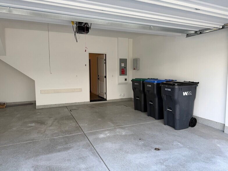 Building Photo - 30383 Town Square Dr