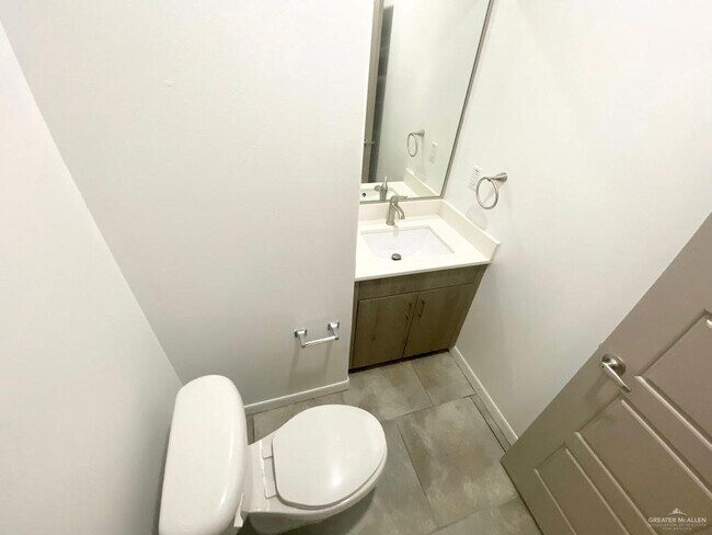 Building Photo - 15 Sprague St W