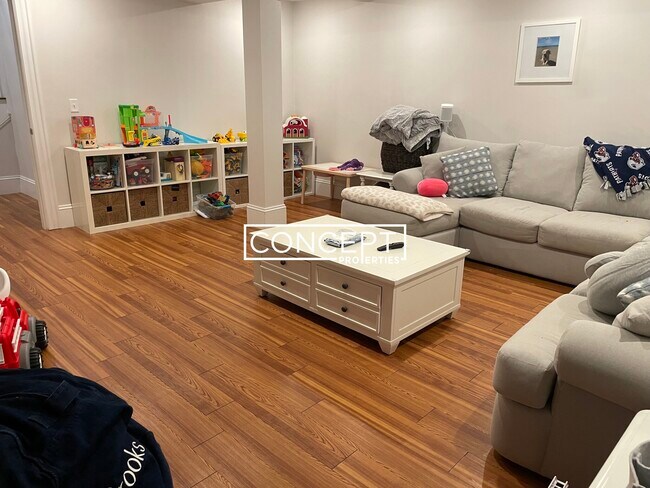 Building Photo - 2045 Beacon St