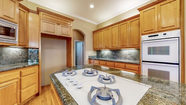 Building Photo - Gorgeous Home with private yards, large de...