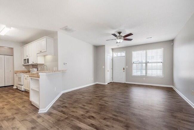 Building Photo - Beautiful town home in the quiet Towne Park community!!