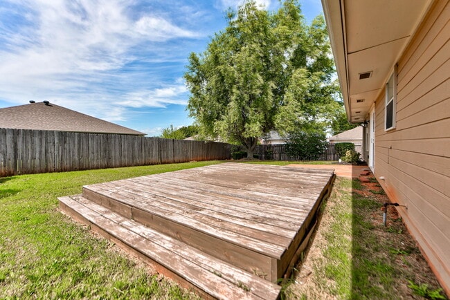 Building Photo - 608 Cavecreek St