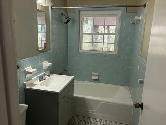 Building Photo - 1407B W Gentilly Rd.