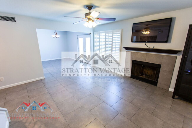 Building Photo - 310 E Bluebell Ln