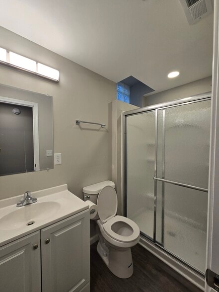 Building Photo - 328 Thompson St