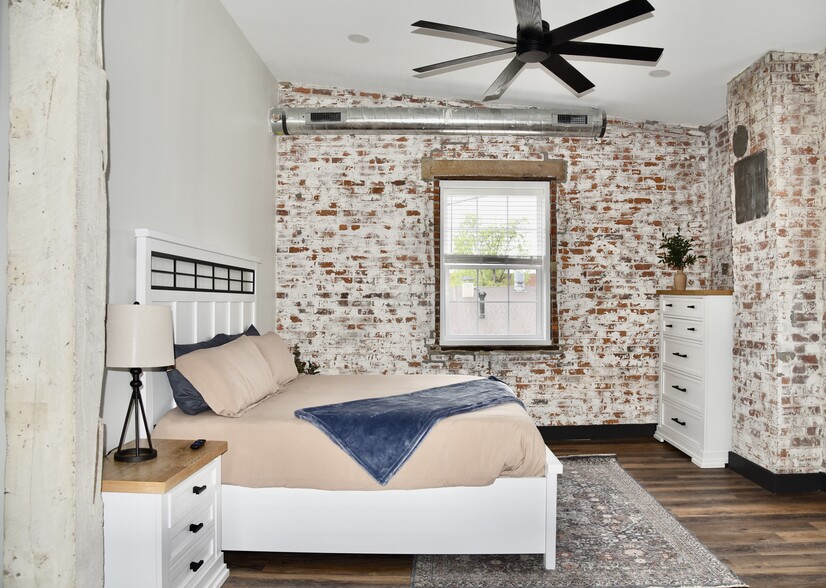 Primary bedroom - 101 W Broadway St