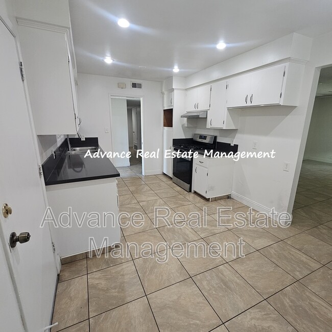 Building Photo - 6925 Chevy Chase Way