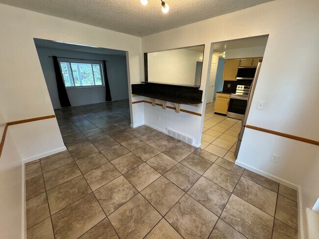 Building Photo - Spacious Morrison Home