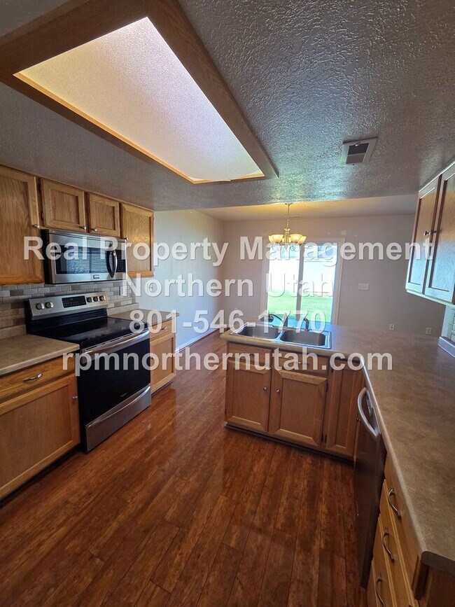 Building Photo - 152 W 2525 N