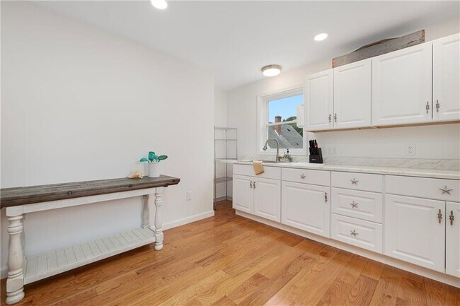 Building Photo - 127 Howland Ave
