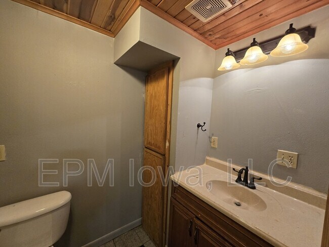 Building Photo - 301 Rath St