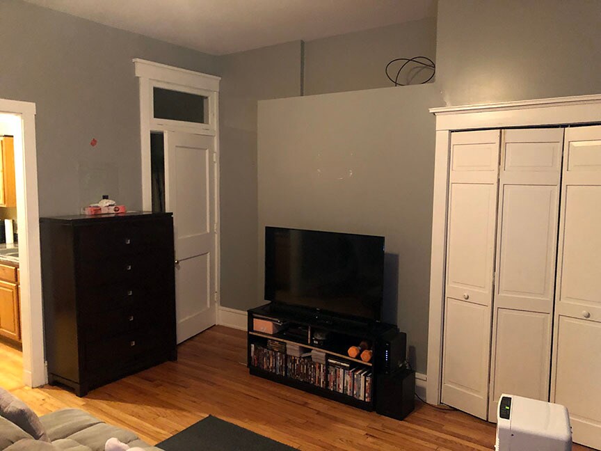 Bedroom, looking toward bath. - 77 S Lasalle St