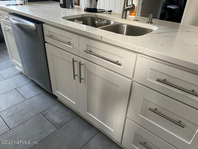 Building Photo - 1337 Menna St