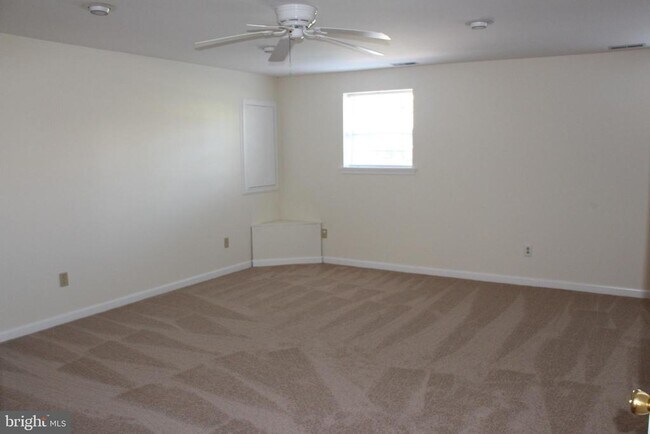 Building Photo - 8638 Chester Ct