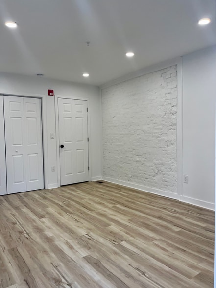 Building Photo - 2053 W Oxford St