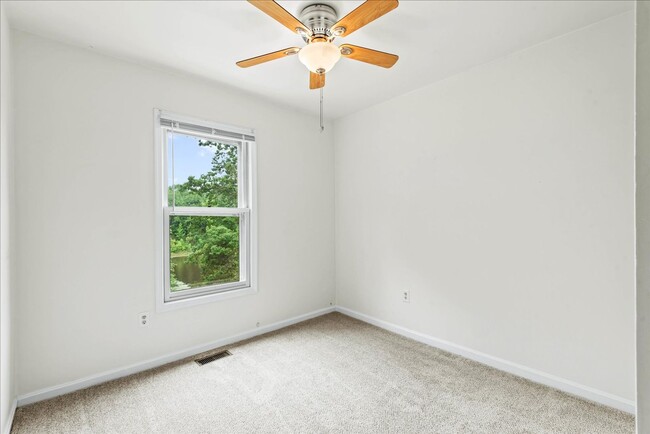Building Photo - Charming 3-Level Townhome