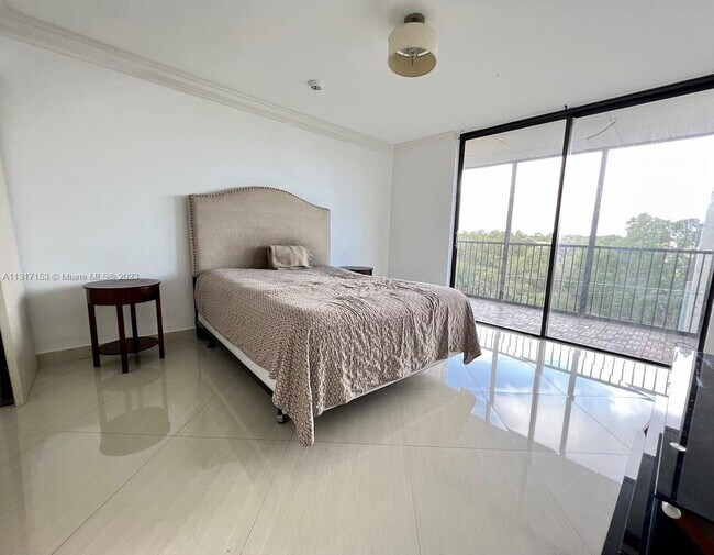 Building Photo - 2500 NE 135th St