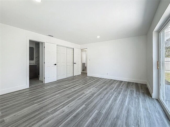 Building Photo - 1755 Shore Acres Blvd NE
